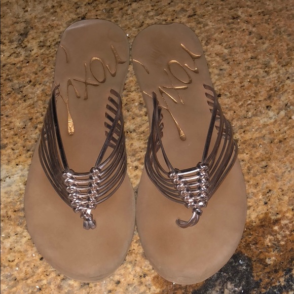 roxy rose gold flip flops